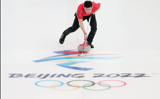 image Curling kicks off Beijing Games ahead of Putin-Xi main event