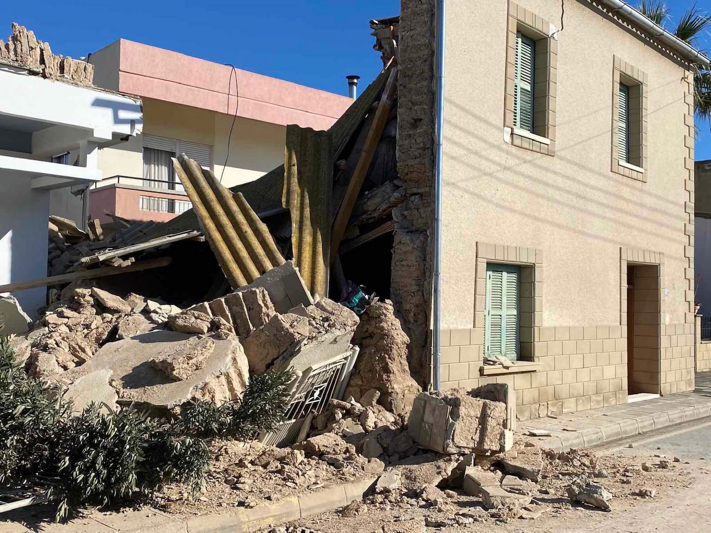 image Ninety-year-old house collapses in Aradippou (Update 2)