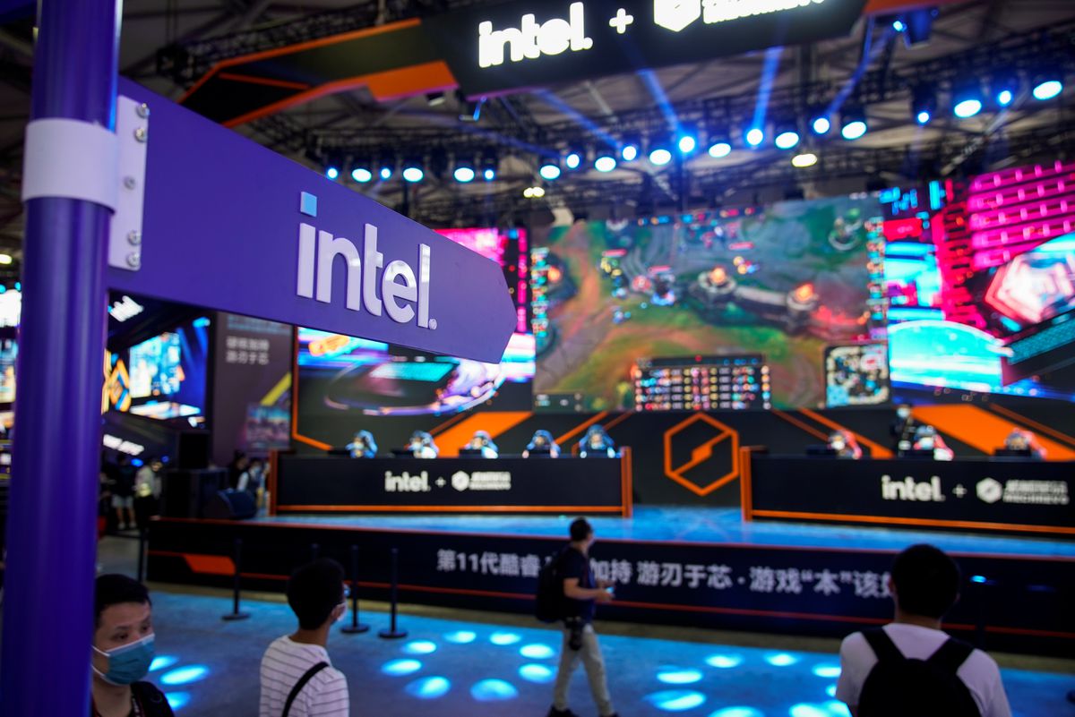 image Intel slashes employee, exec pay amid PC market downturn