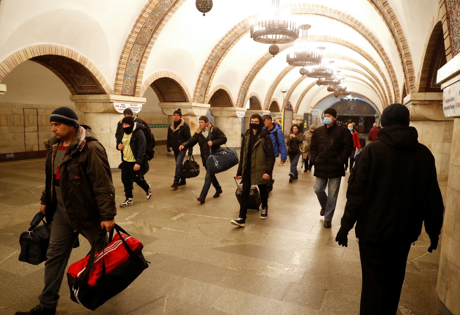 image Some Kyiv residents try to flee, others stock up after Russia attacks