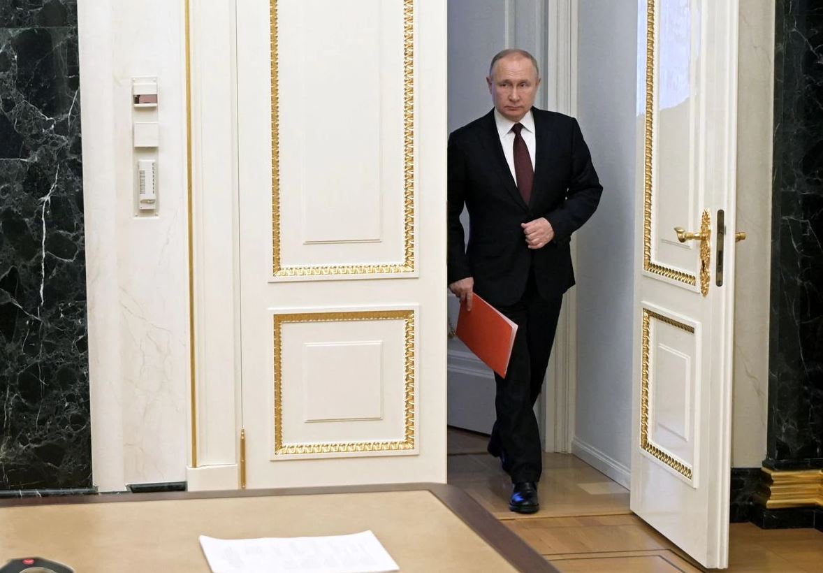 image EU sanctions target Russia&#8217;s economy, elites and Putin himself