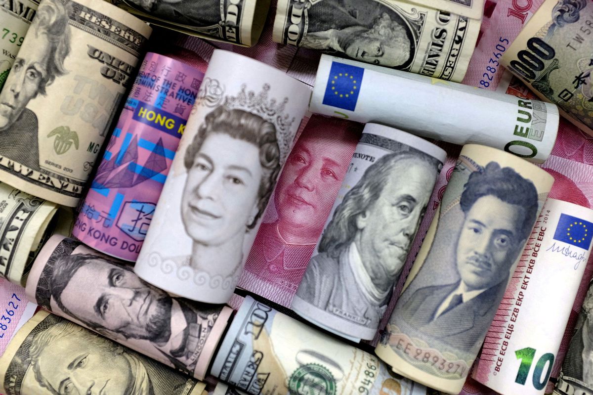image Rouble hits record low, safe-haven currencies soar after Russia attacks Ukraine