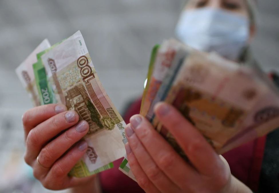 image Rouble sinks, stocks plunge as Russia recognises Ukraine breakaway regions
