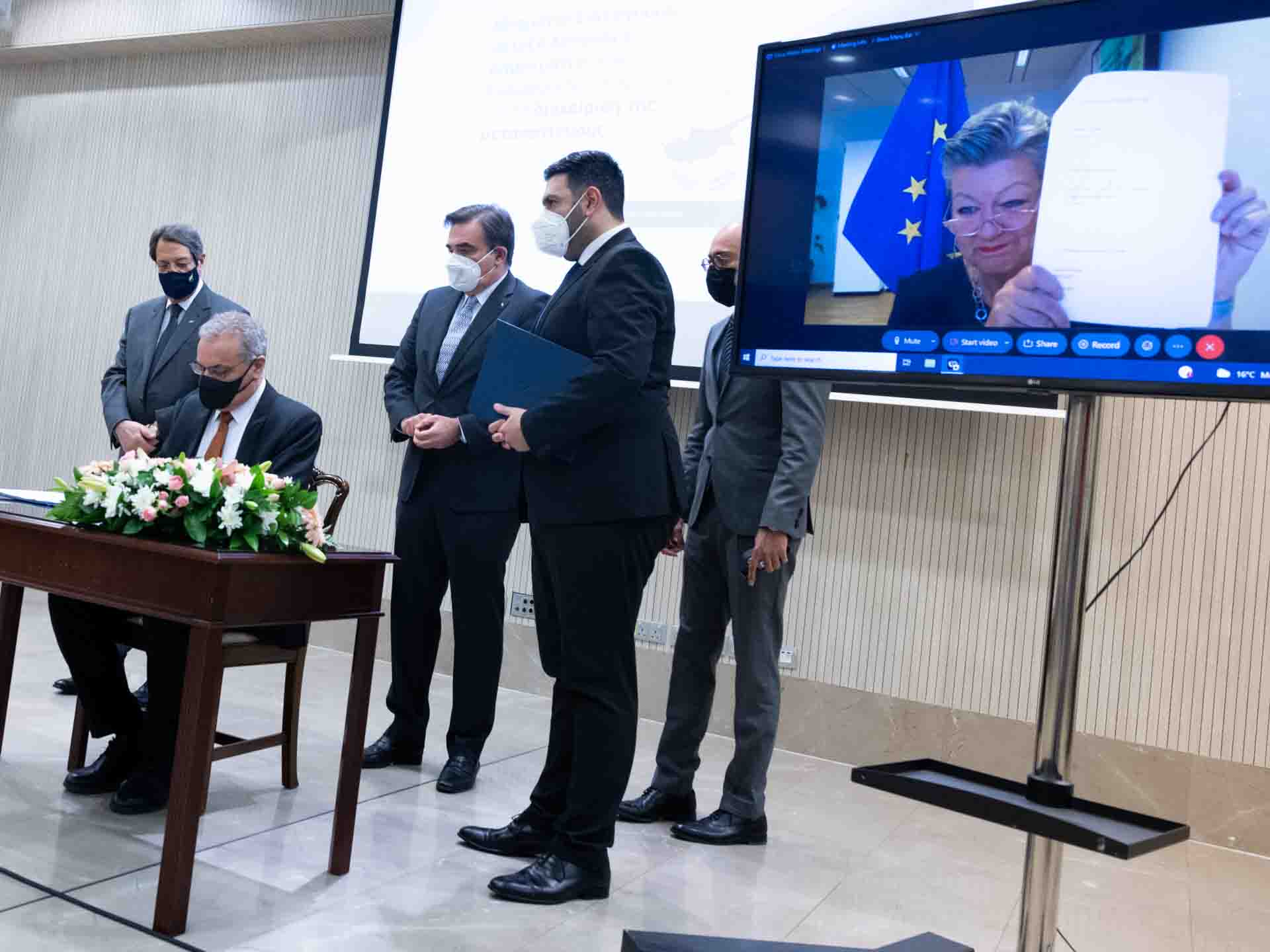 image Historic agreement on migrants signed with EU (Update 2)