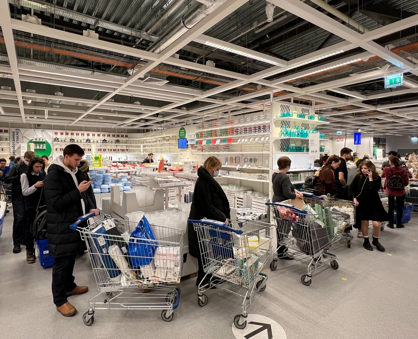 image With fast-weakening rouble and fears for future, Russians rush to shop