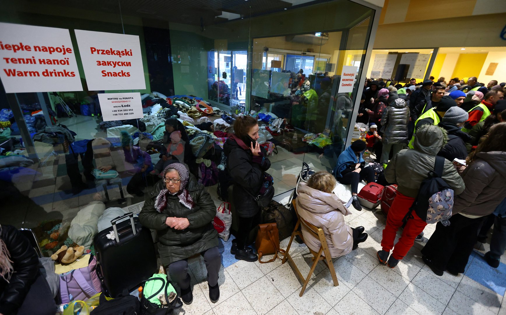 image Ukrainians fleeing fighting arrive in Poland in record numbers