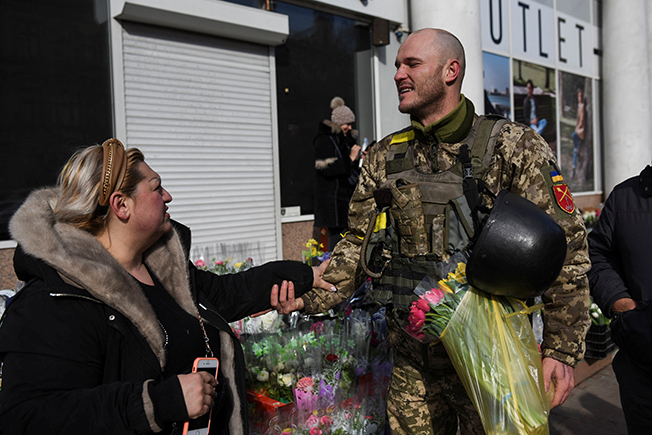 image Soldiers defending Ukraine&#8217;s Odessa give flowers for Women&#8217;s Day
