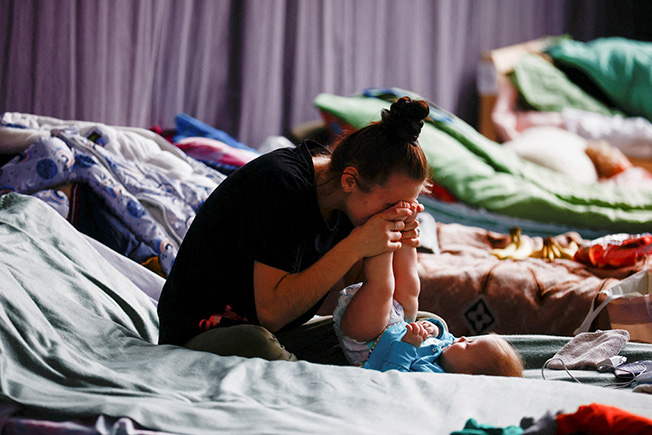 image Besieged Ukrainians endure bombardments, with no breakthrough in talks (Update 5)