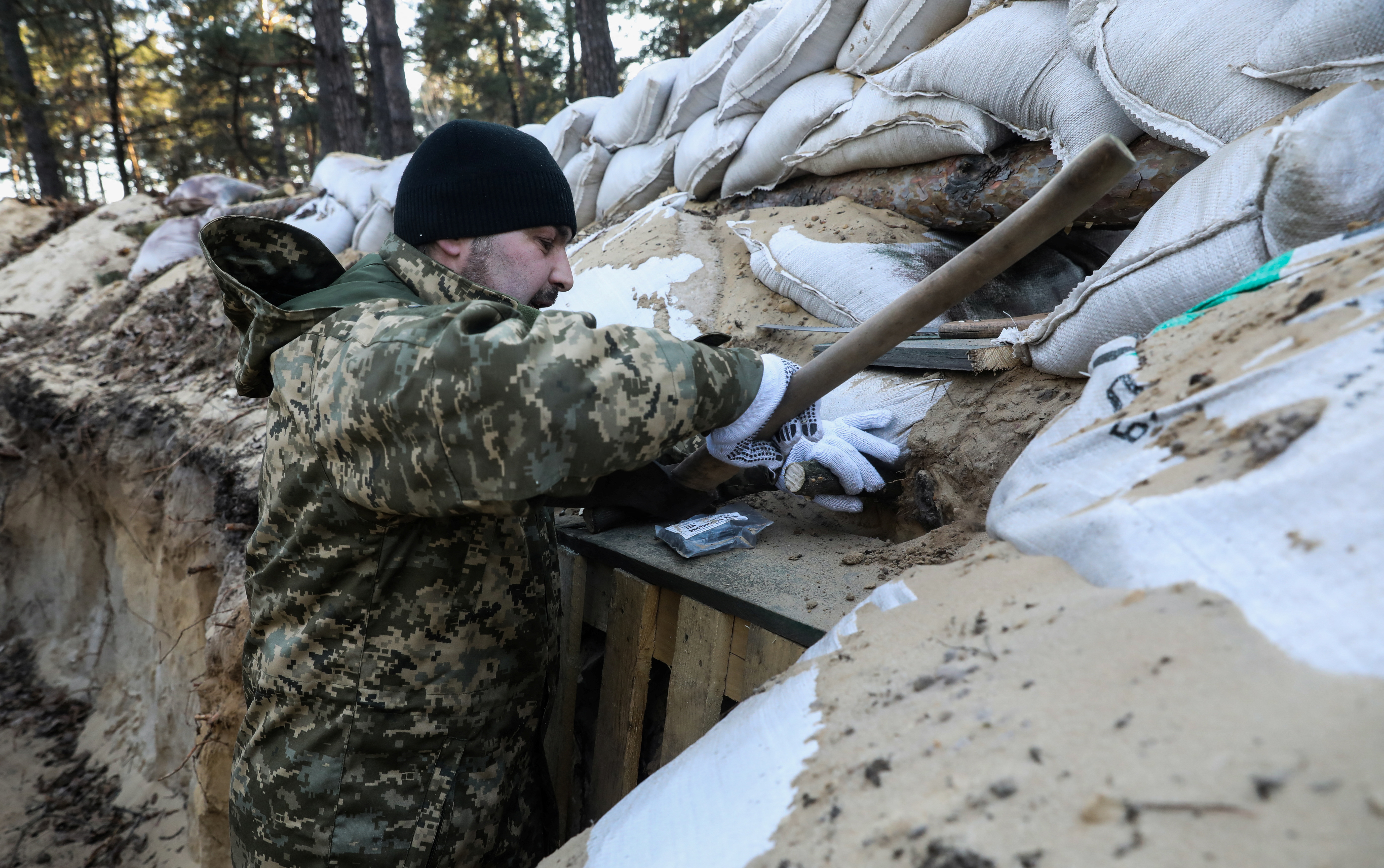 image Fighting rages outside Kyiv, France says Putin not ready to end war (Update 4)