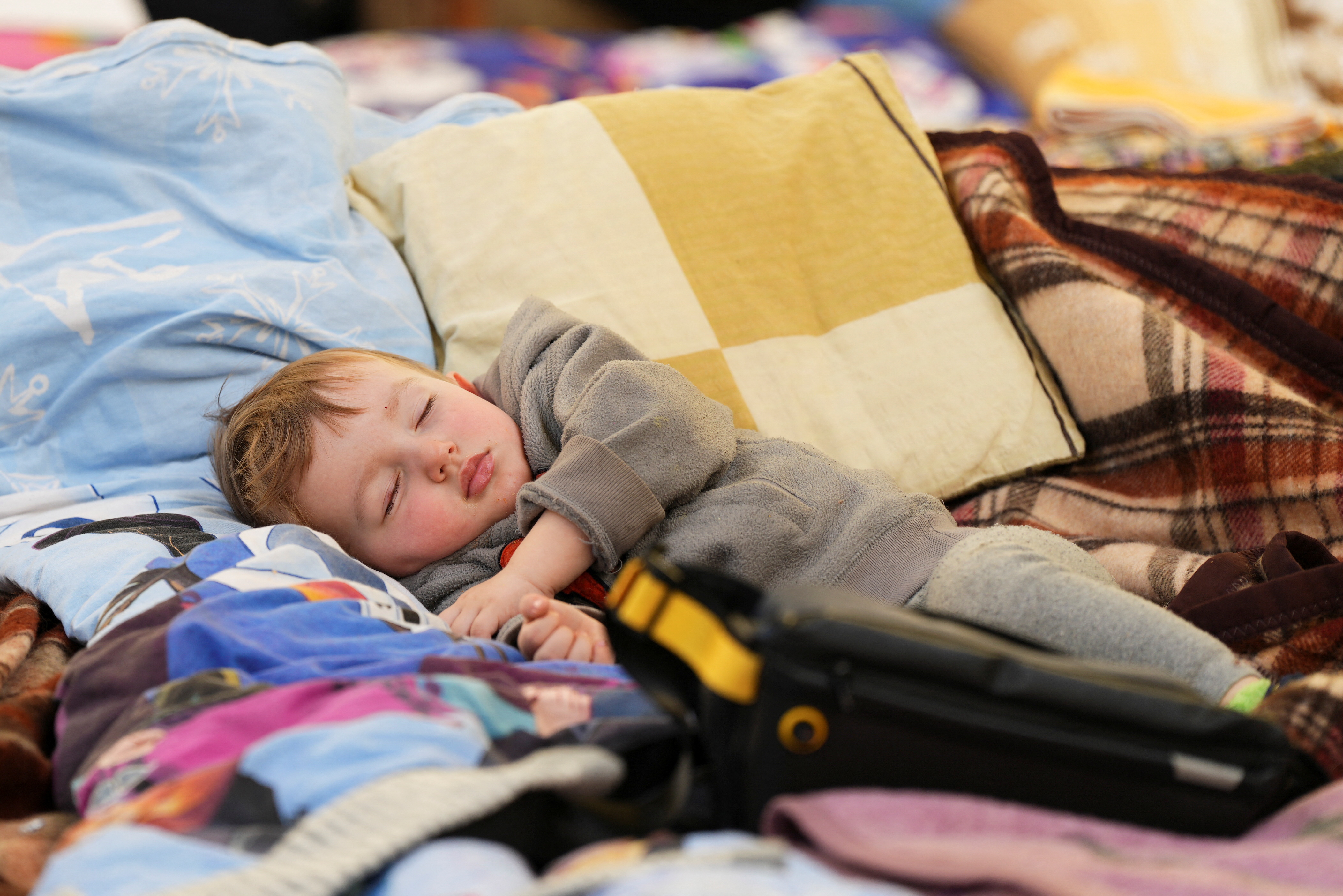 image Russian attacks in western Ukraine prompt more people to flee