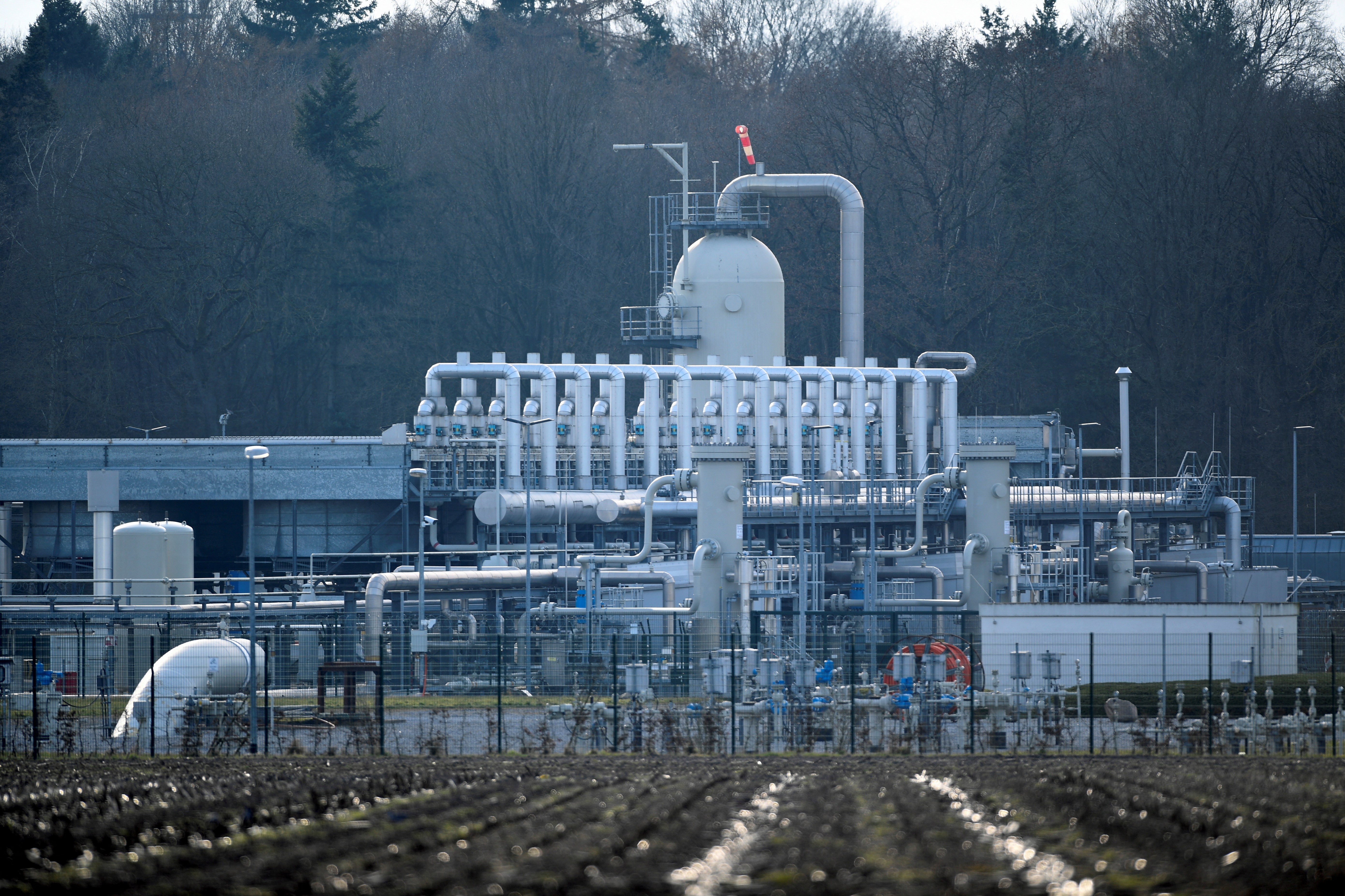 image EU leaders to agree to jointly buy gas, LNG this year &#8211; summit draft statement