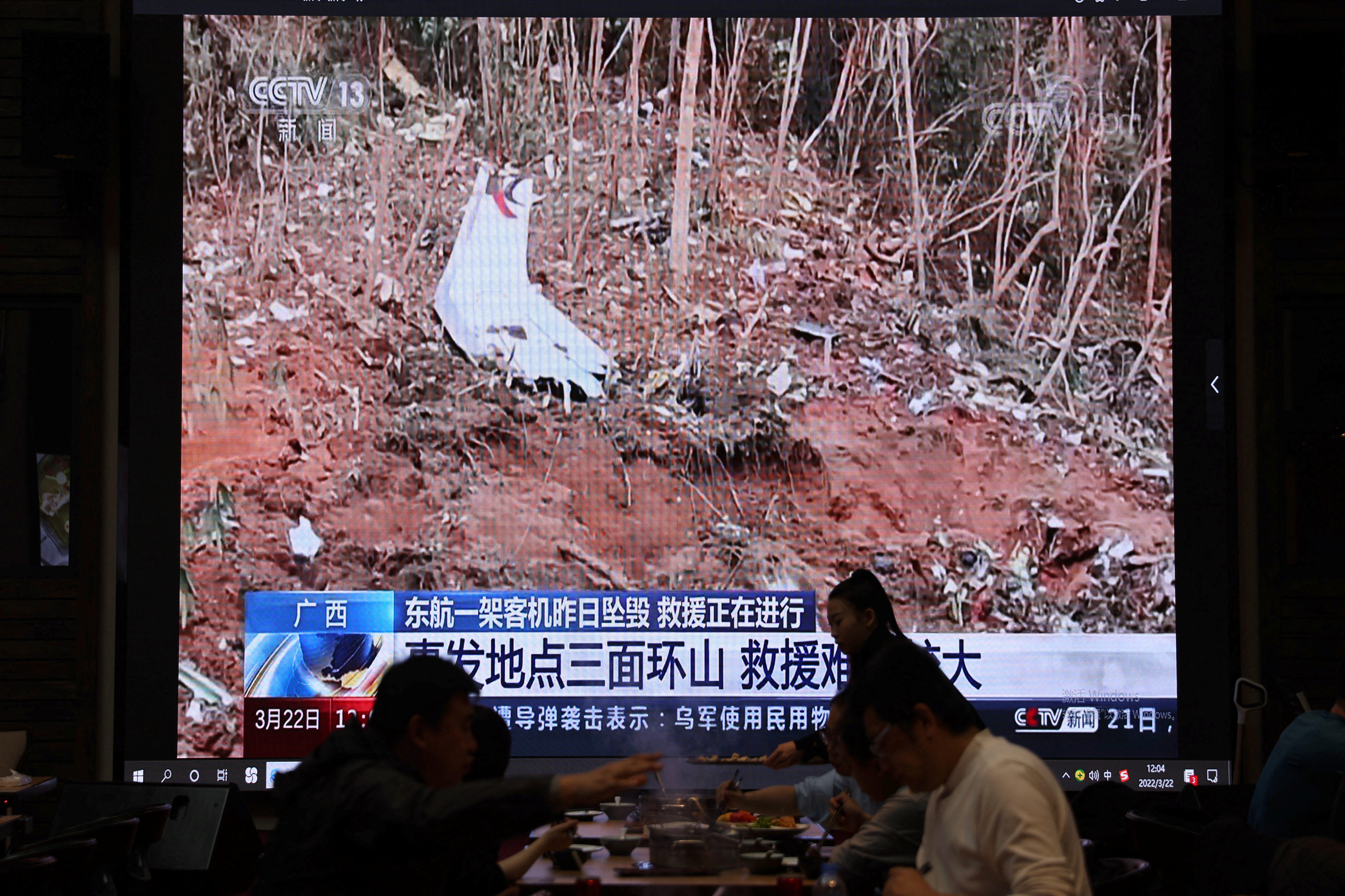 image China searches for victims, flight recorders after first plane crash in 12 years (Video)
