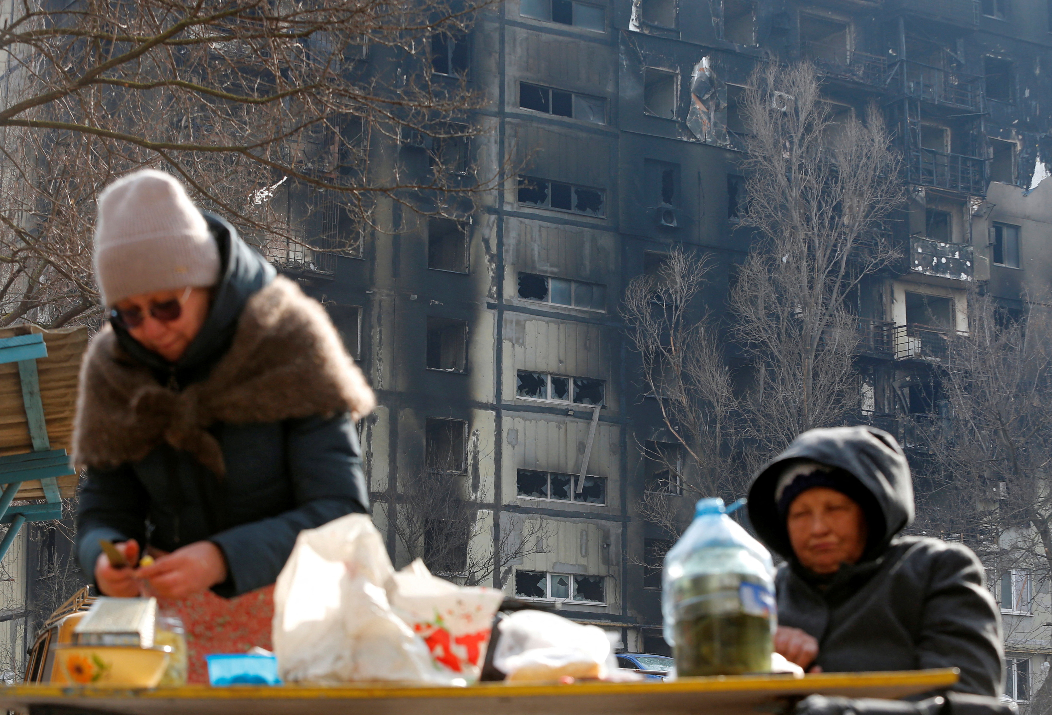 image Convoy of buses on way to besieged Mariupol, Ukraine says