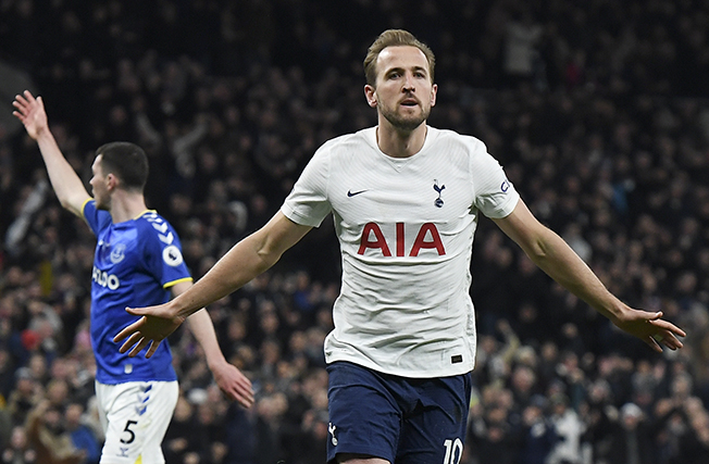 image Kane senses chance for Spurs against battered Man Utd