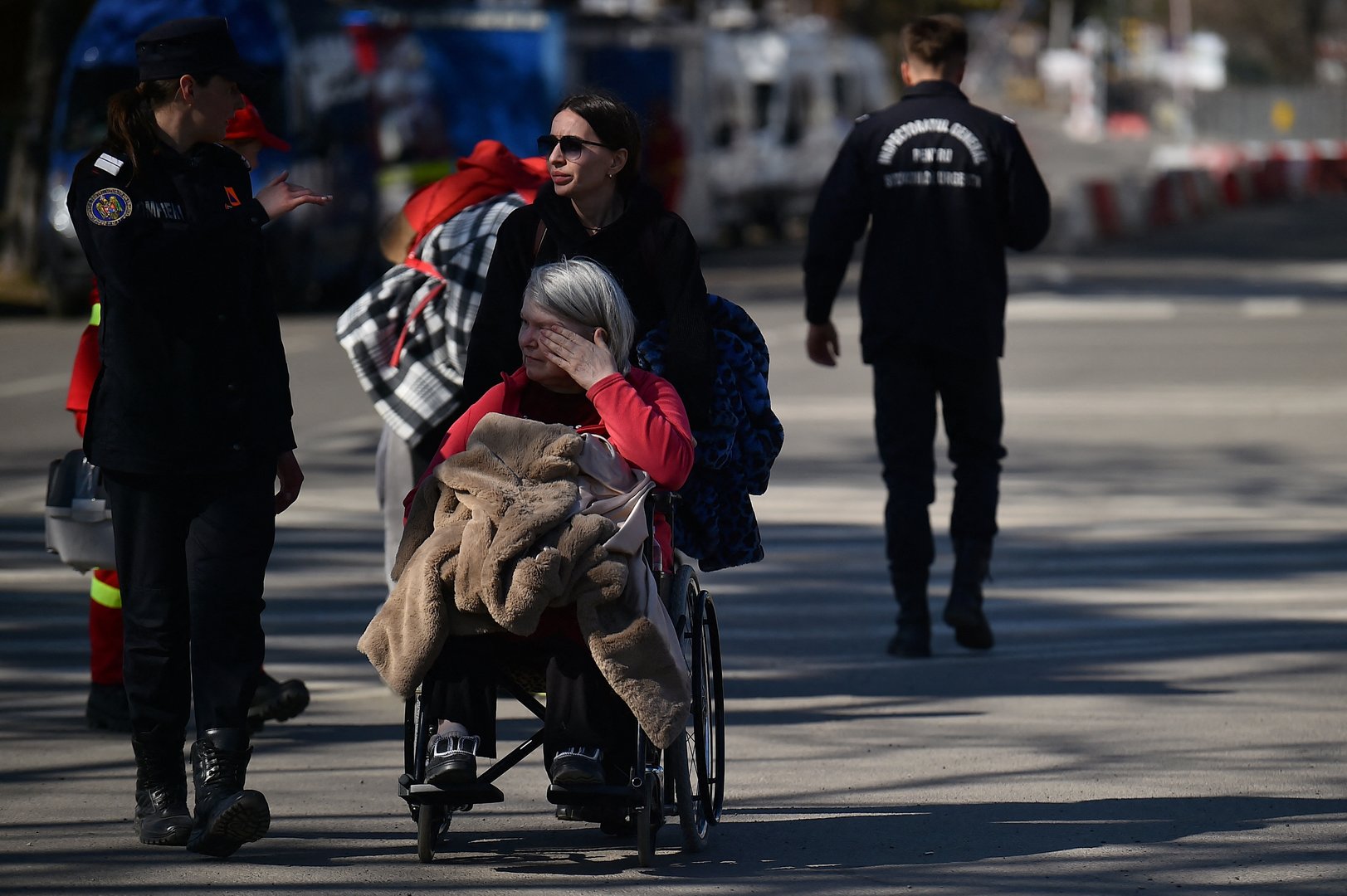 image Volunteer doctors, nurses head to Ukraine-Romania border