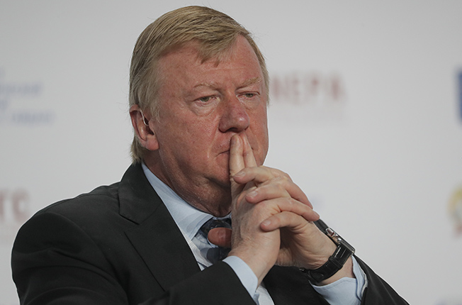 image Veteran envoy becomes first top official to quit Kremlin