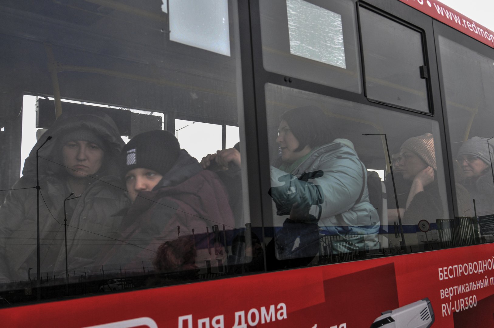 image White House said to plan Russian oil ban, refugee total tops 2 million