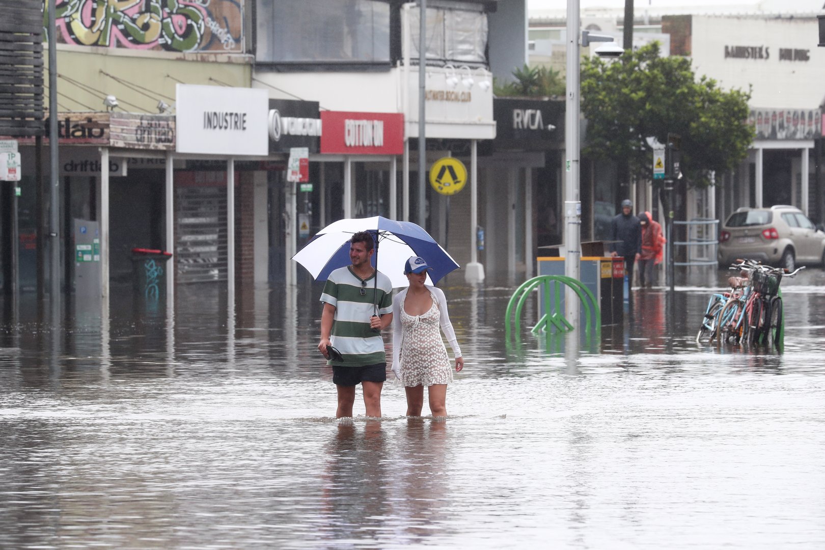 image Thousands of Australians flee homes as floods inundate towns (with video)