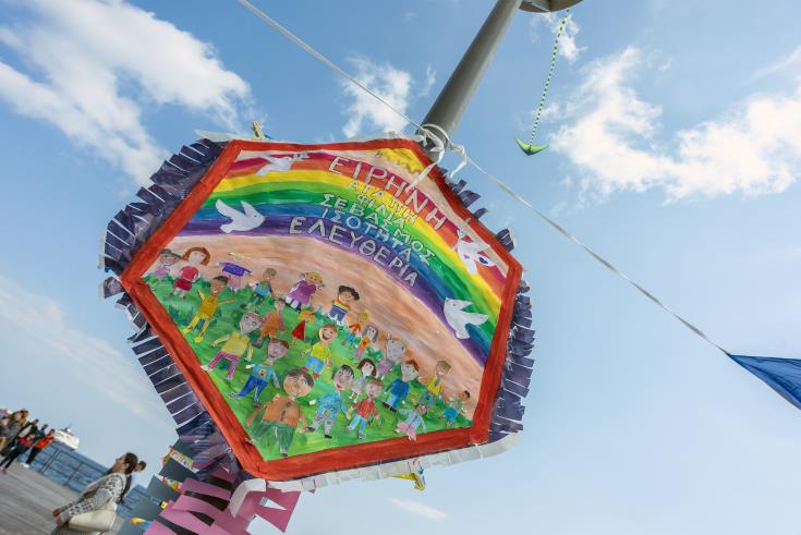 image Pupils from Limassol elementary schools fly kites for peace