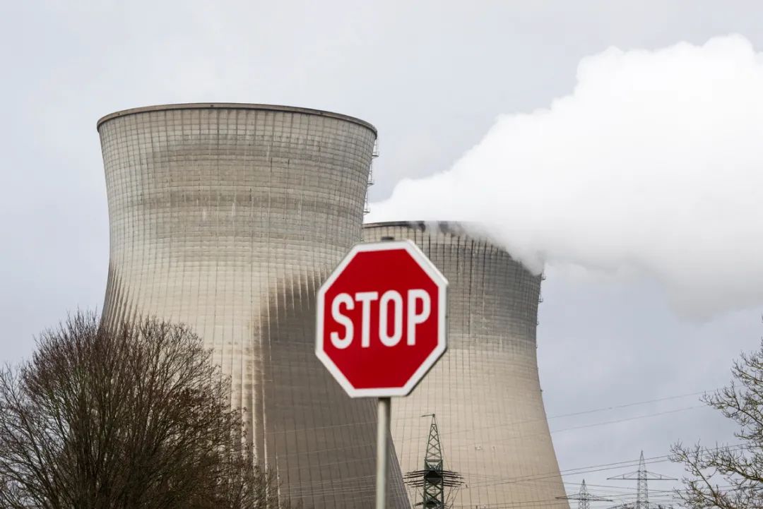image Germany vetoes nuclear power extension, aims for LNG terminal in 2024