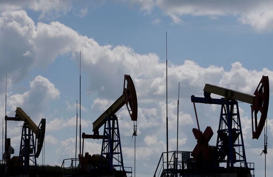 image Oil drops on Ukraine peace talk hopes, China demand fears