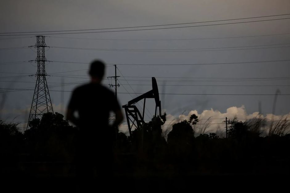 image Oil gains as spectre of sanctions on Russian oil spurs supply worry