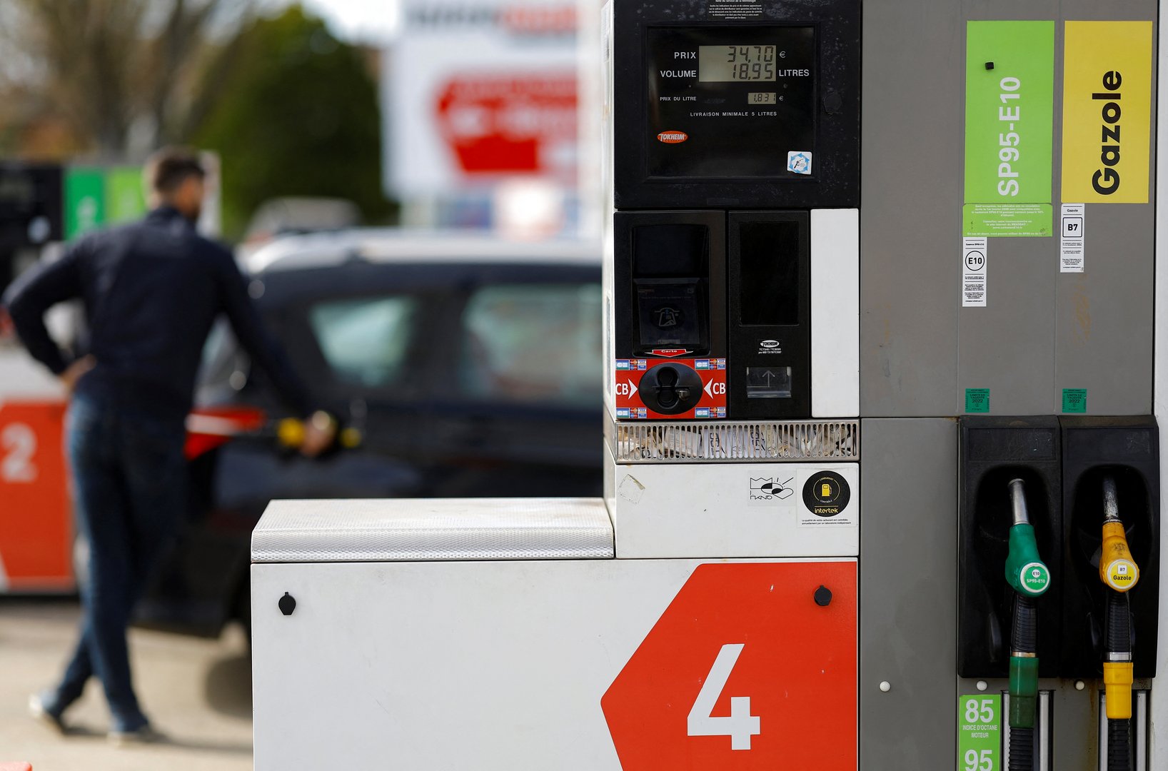 image Climate goals take second place as EU states cut petrol prices