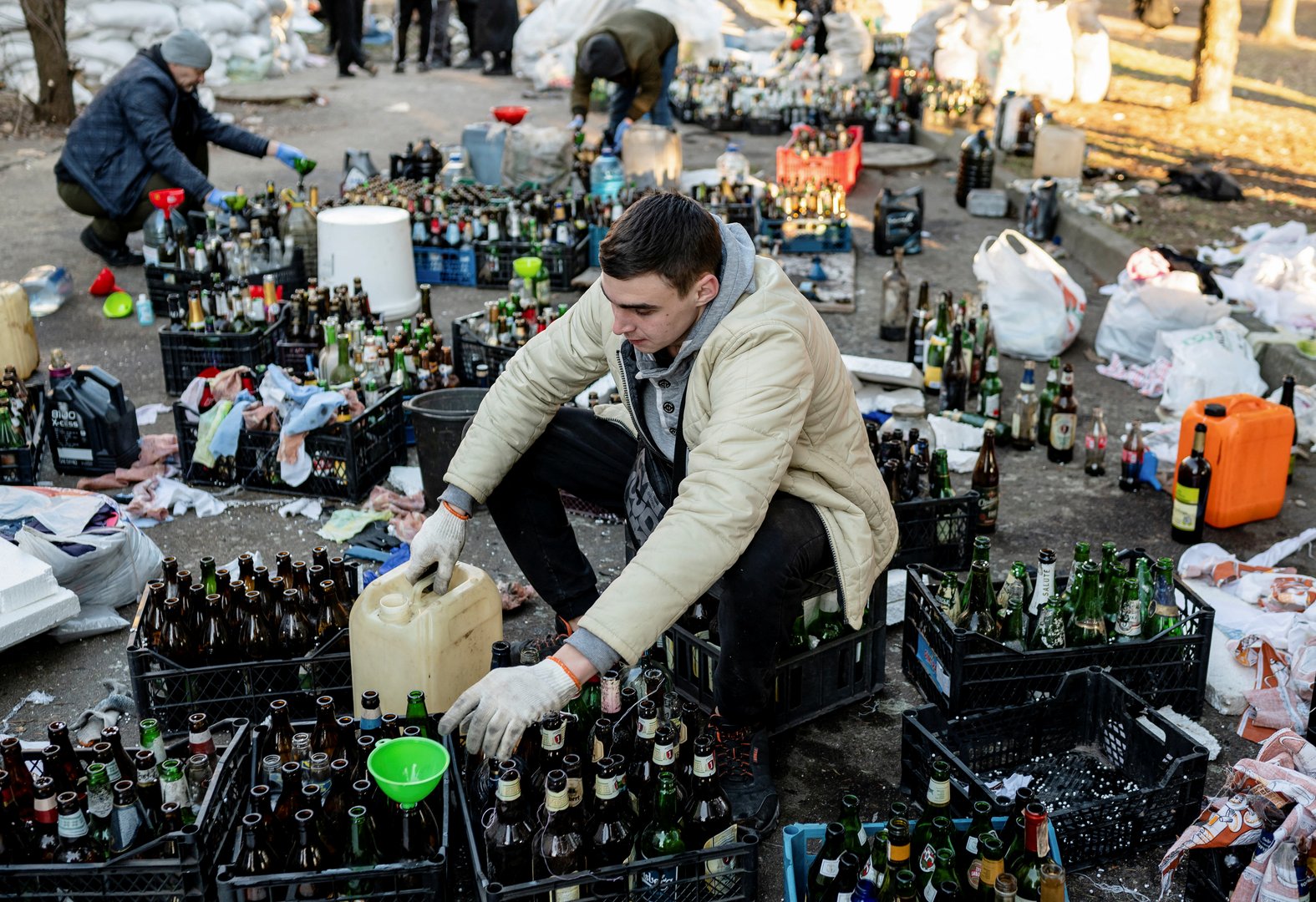 image Ukrainians rush to buy rifles, shotguns as police relax rules