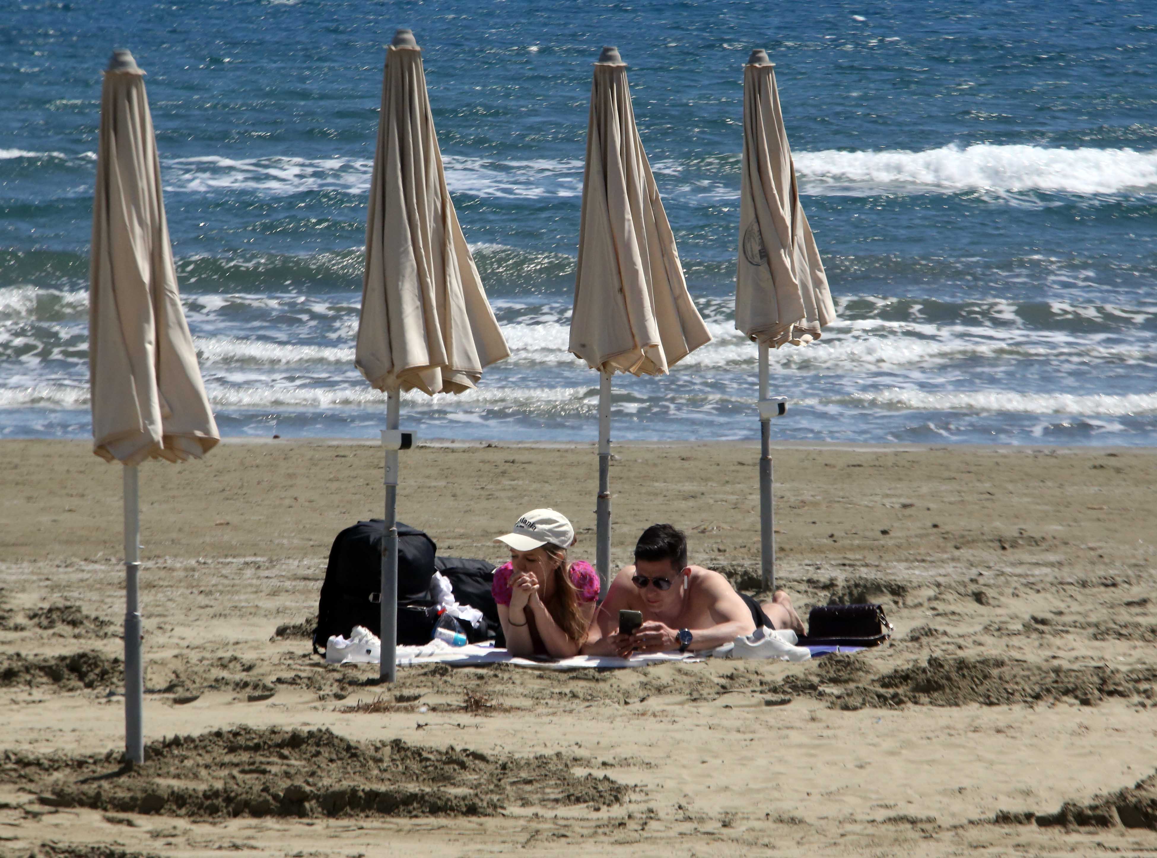 image Warm weather to continue over holiday weekend