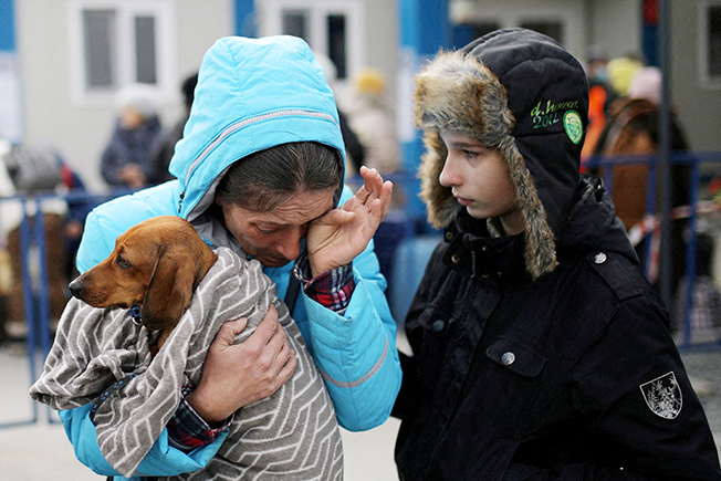 image In tears at border, Ukrainians held on until they had to flee