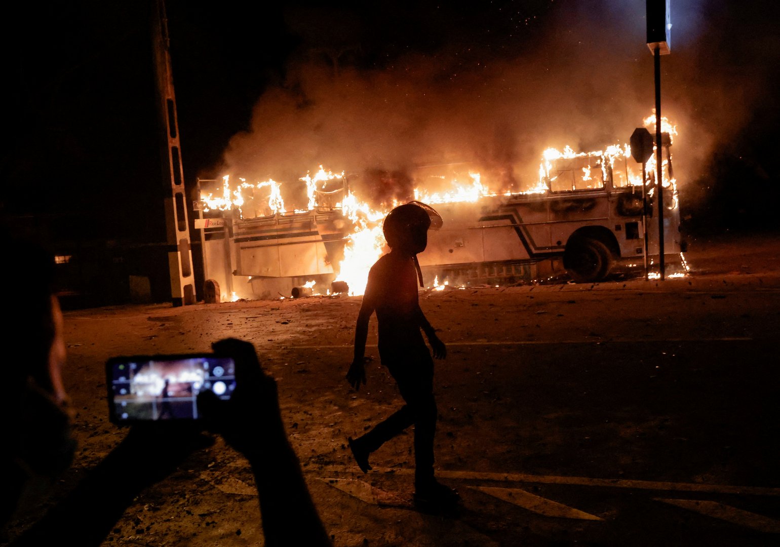 image Sri Lanka lifts curfew after violent protests over economic crisis