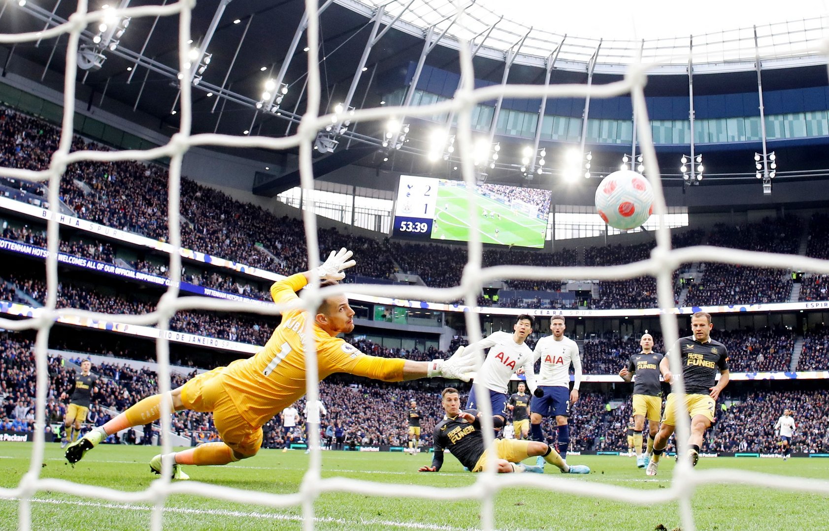 image Five-star Spurs hammer Newcastle to move into top four, West Ham sink Everton