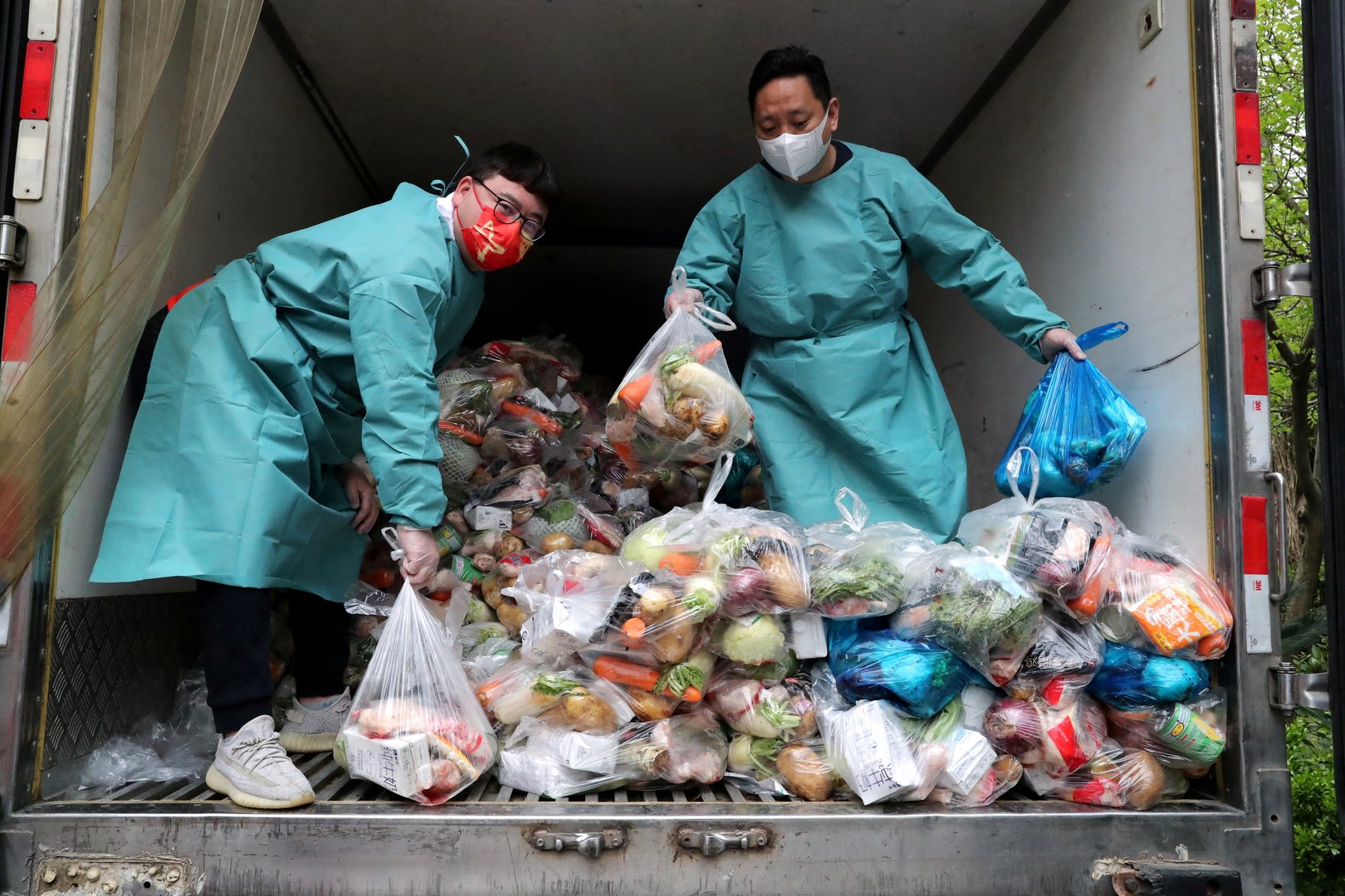 image Shanghai scrambles to secure food supplies as Covid lockdown hits