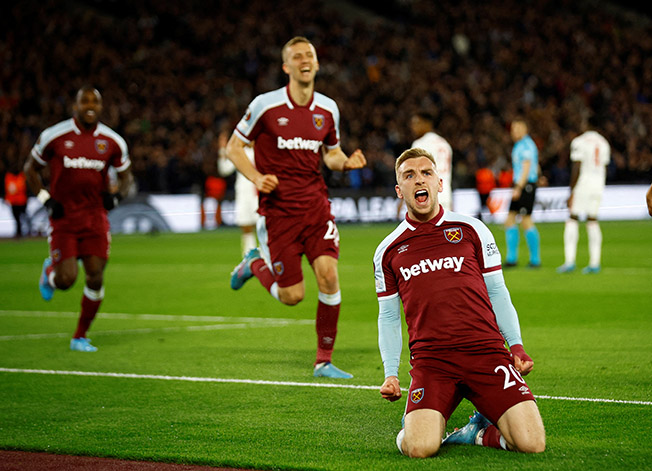 image Torres salvages draw for Barca as 10-man West Ham draw