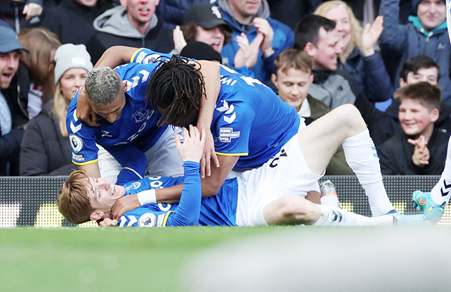 image Everton boost survival hopes with win over woeful Man Utd
