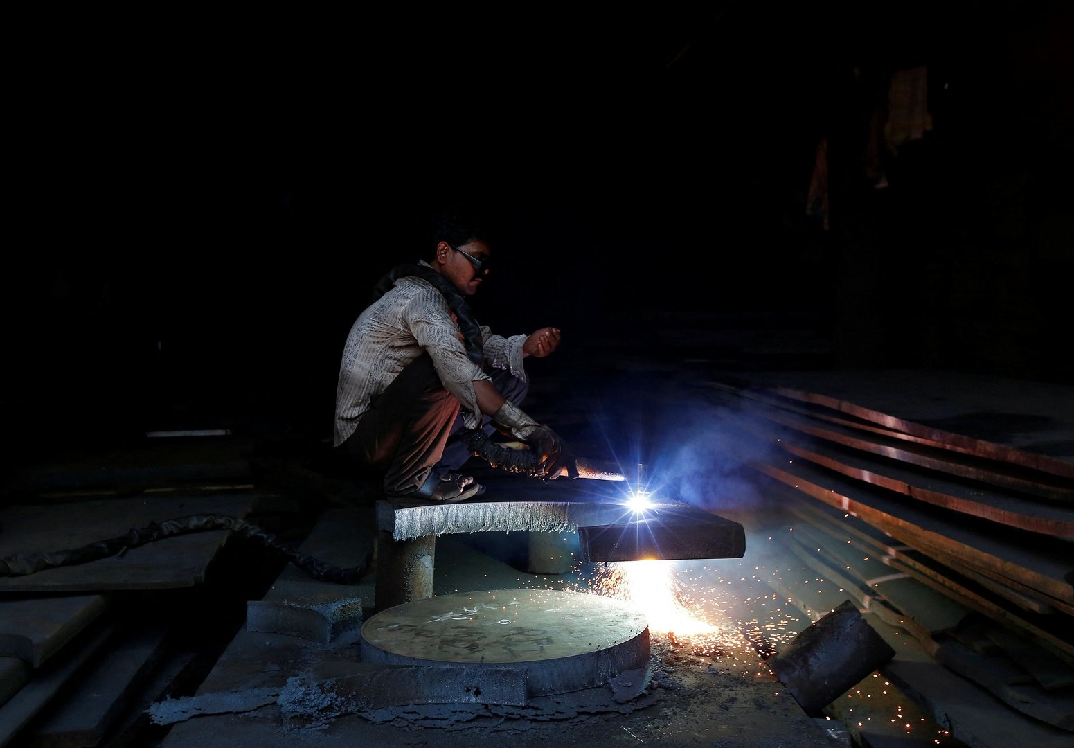 image Indian police hunt gang accused of stealing a bridge!