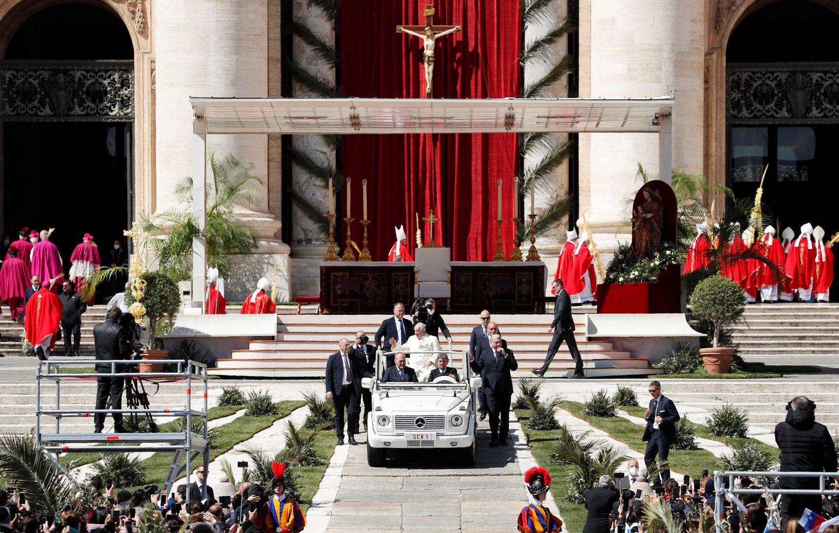 image On Palm Sunday, pope calls for Easter truce in Ukraine