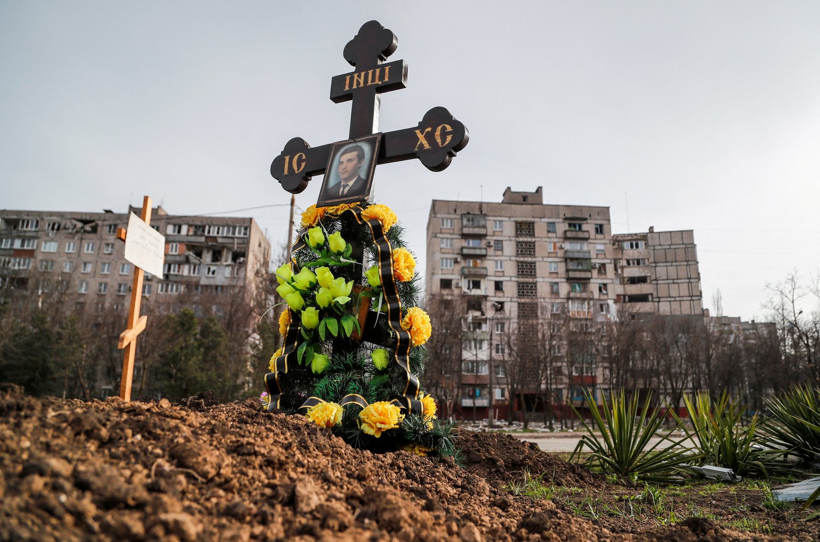 image Ukraine says tens of thousands killed in Mariupol, accuses Russia of abuses