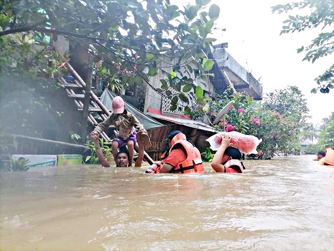image Philippines rescuers race to find survivors after storm wreaks havoc