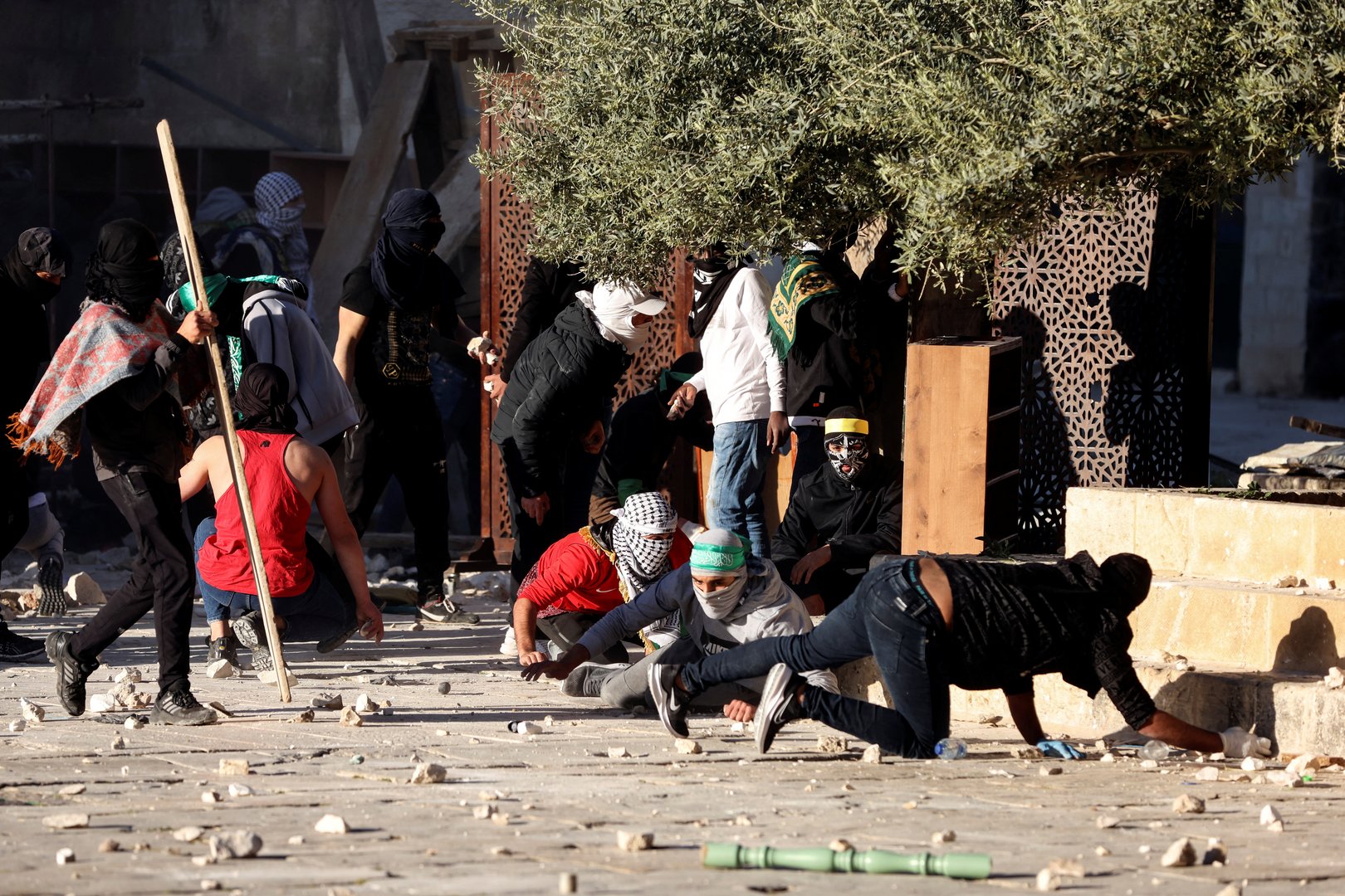 image Palestinians clash with Israeli police at Jerusalem holy site, 152 injured (Update)