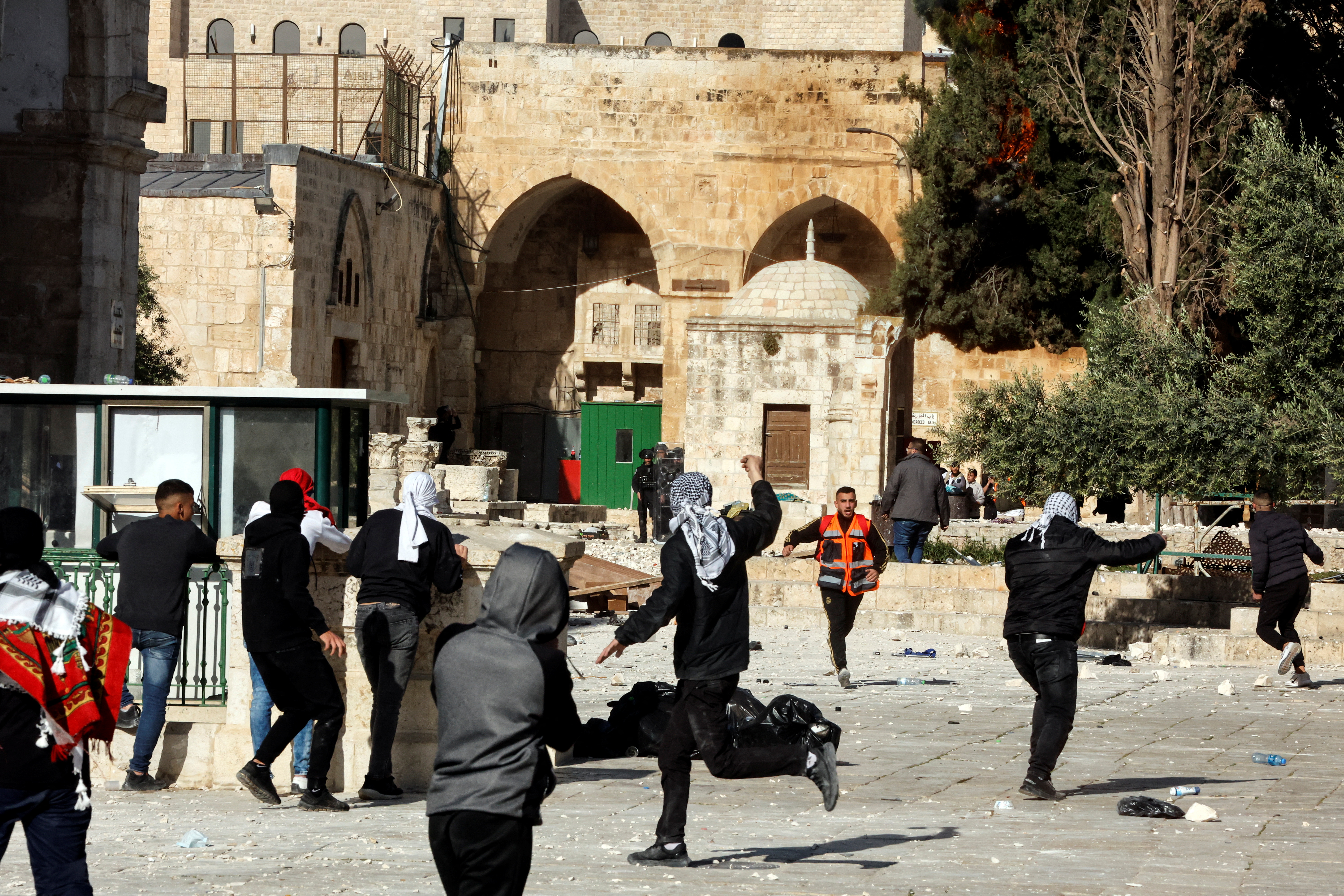 image Palestinians clash with Israeli police at Jerusalem holy site, 31 injured