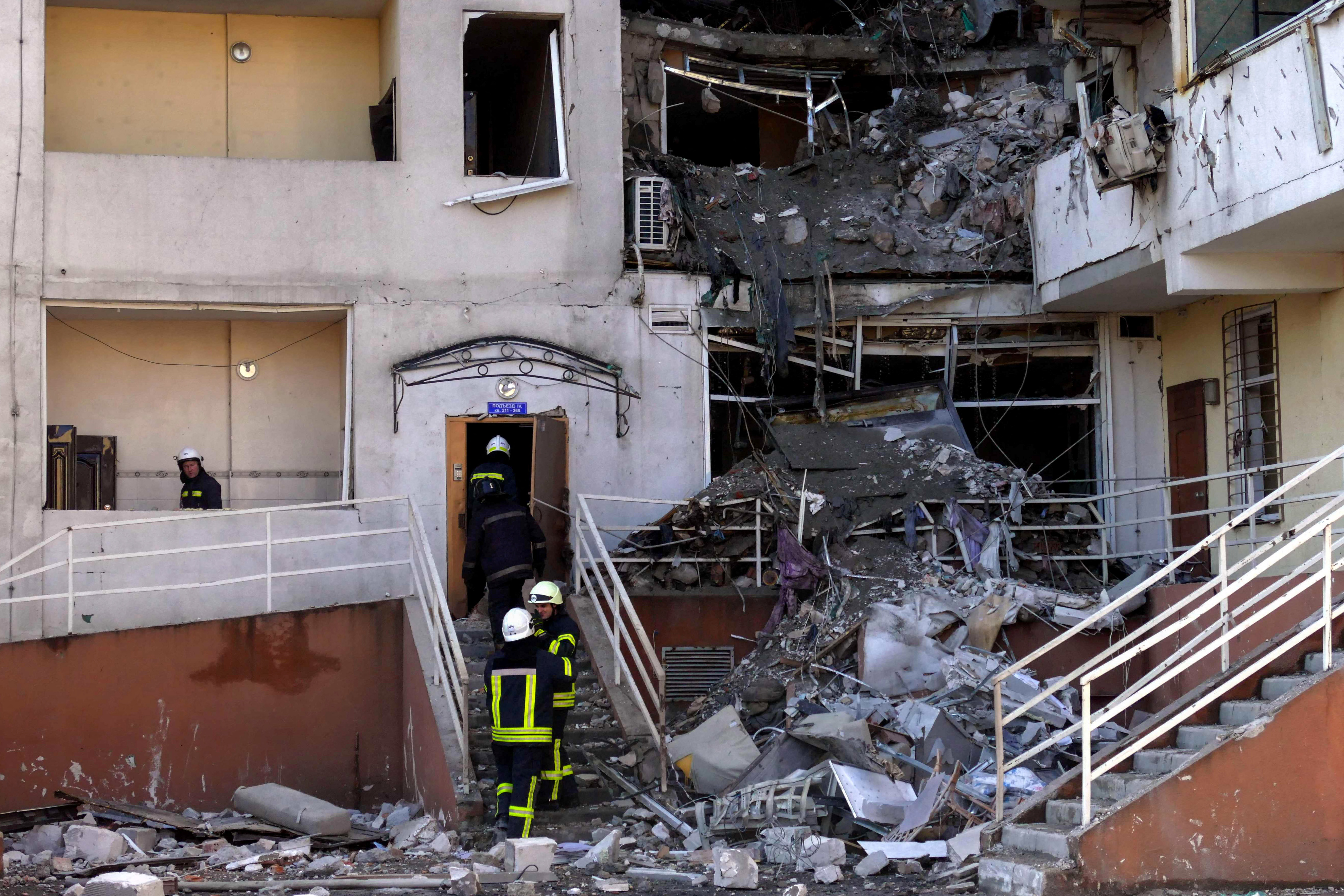 image Ukraine calls for heavy arms as top U.S. officials visit; Easter prayers for peace