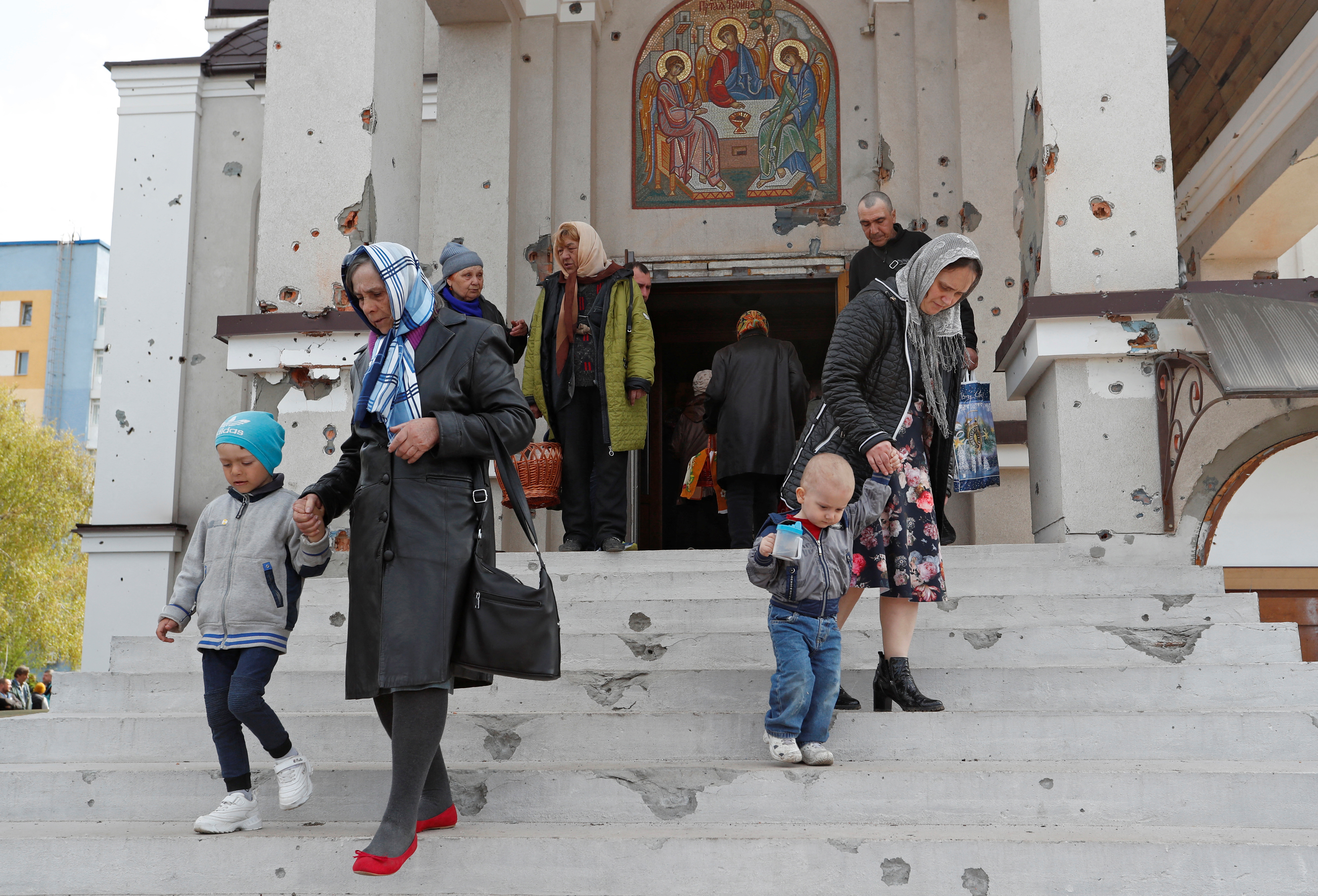 image Convulsed by war, tearful Ukrainians mark Orthodox Easter