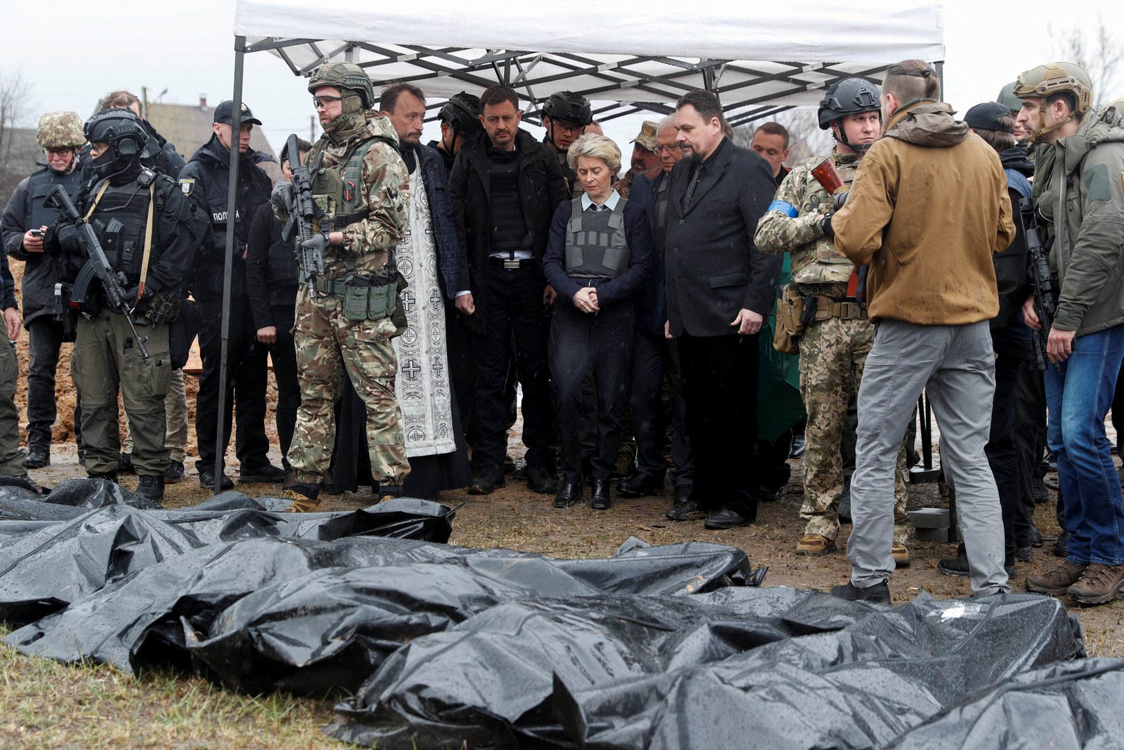 image Ukrainian forensic investigators start exhuming bodies from Bucha mass grave
