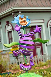 travel2 cheshire cat kinetic installation at the gardens of wonder