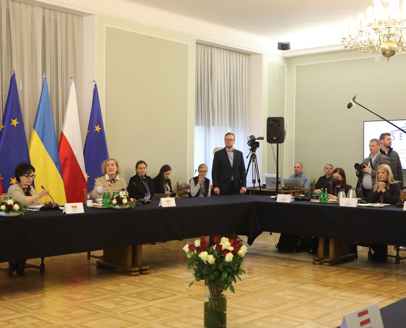 image House President joins colleagues to help women and children from Ukraine