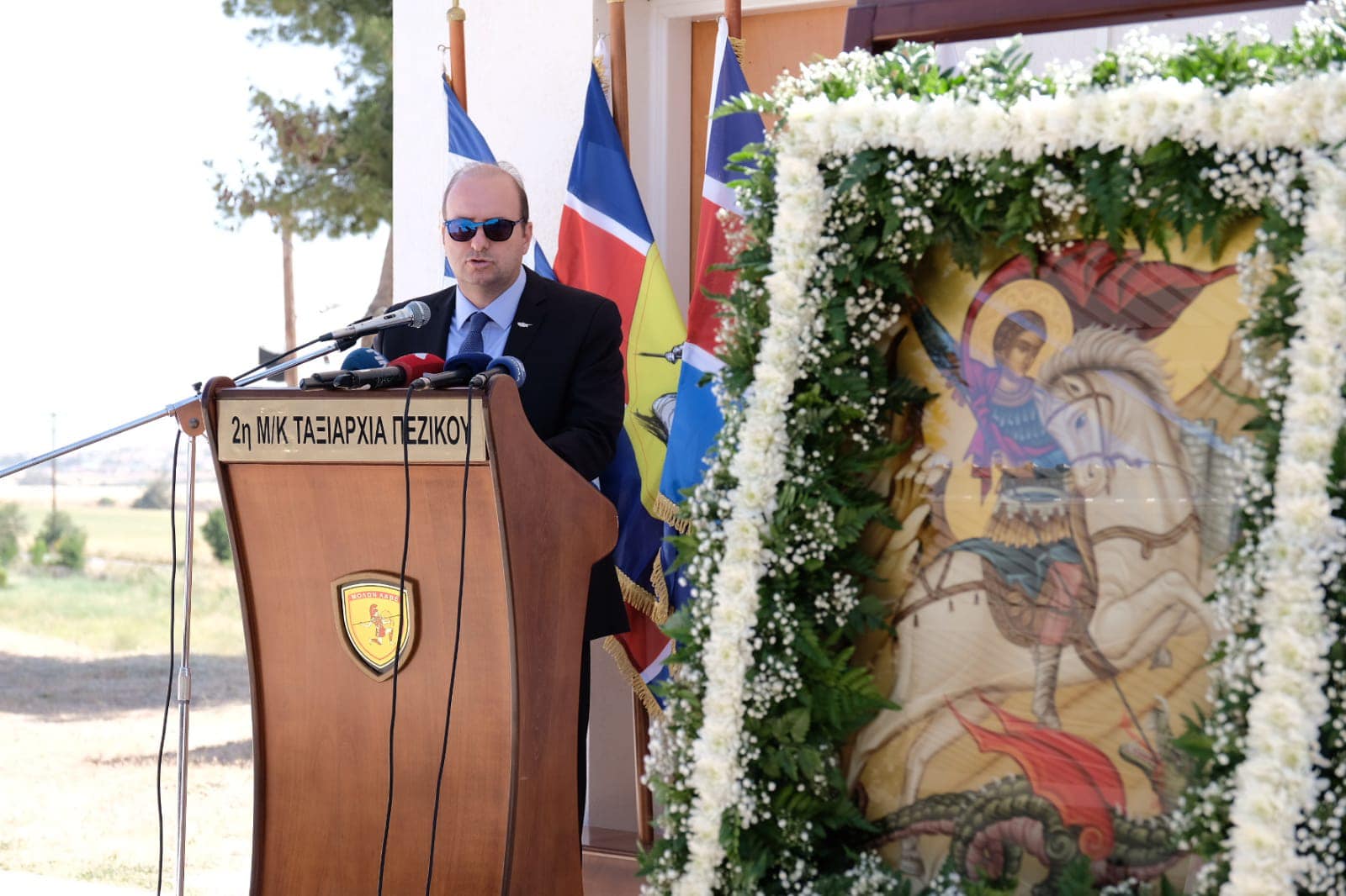 image Defence minister honours fallen and serving soldiers