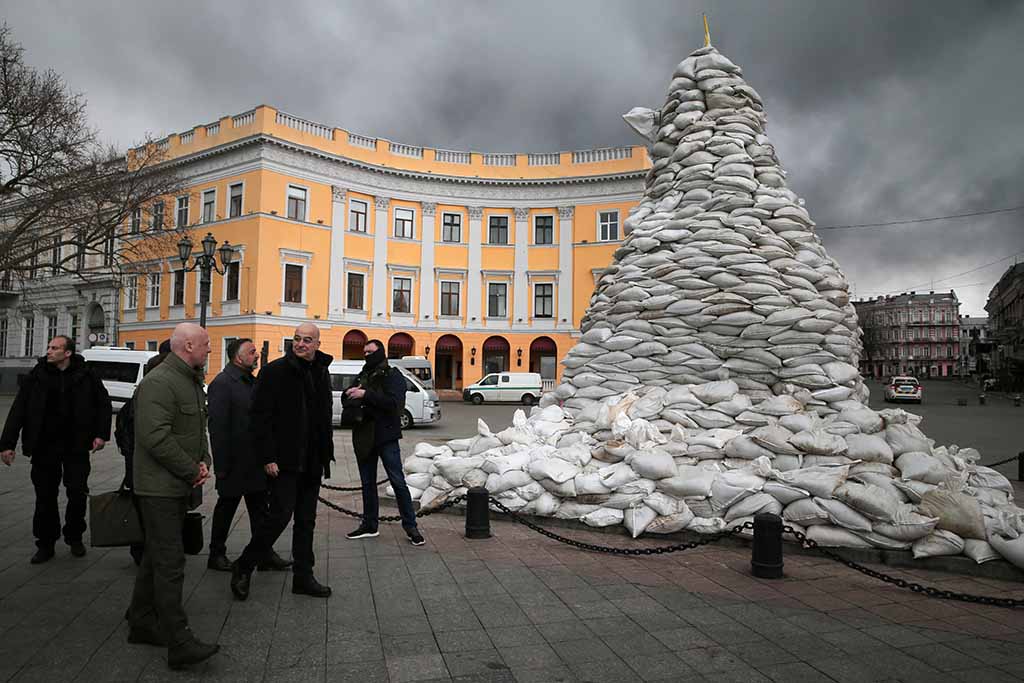 image Greek foreign minister leads aid mission to Odesa, reopens consulate