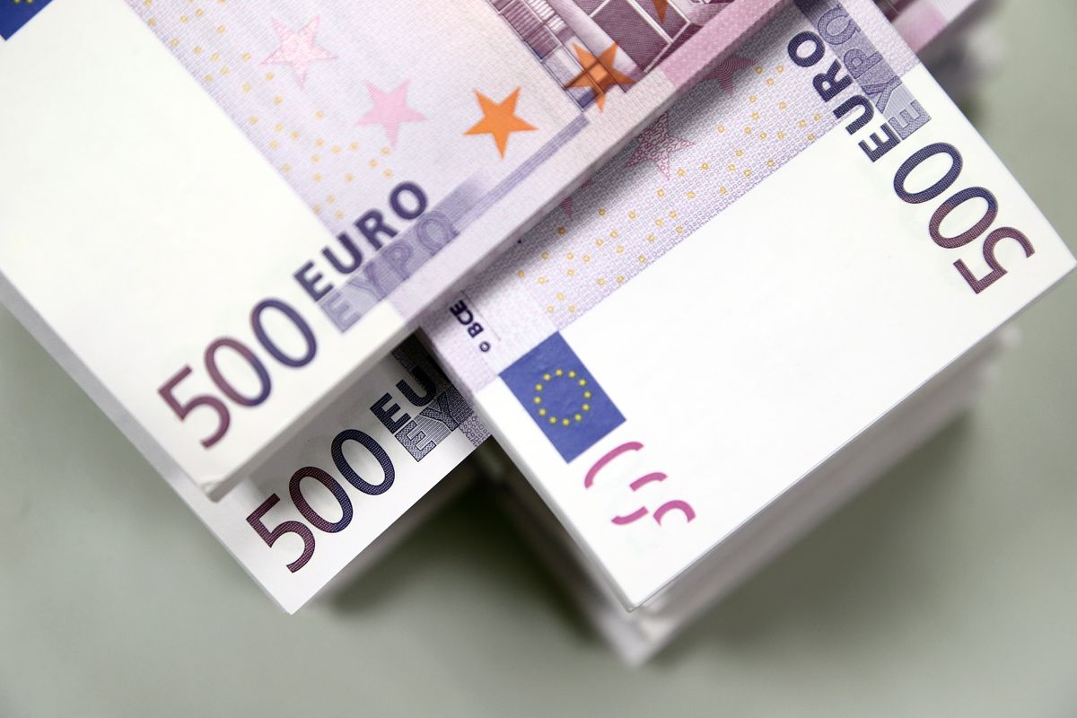 image Euro peers over the cliff at dollar parity as recession looms