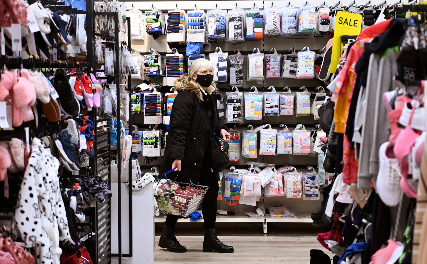 image UK consumers slash spending in face of soaring living costs